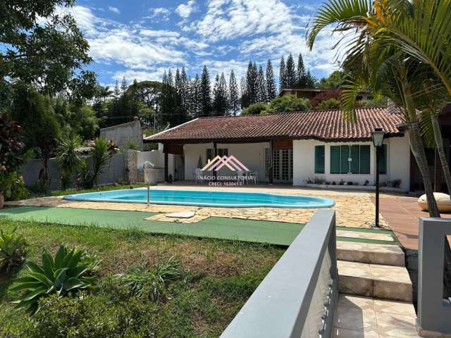 Casa térrea em São Roque. Com 3 suítes, este imóvel tem característica de chácara, com piscina e churrasqueira, acesso fácil para a raposo tavares