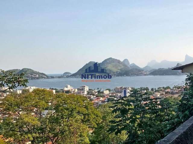 Linda Casa com vista mar na Rua Clara Nunes em São Francisco - Niteroi.