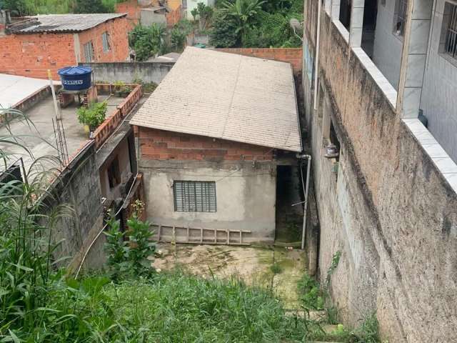 Casa com quarto, sala, cozinha e banheiro com uma vaga