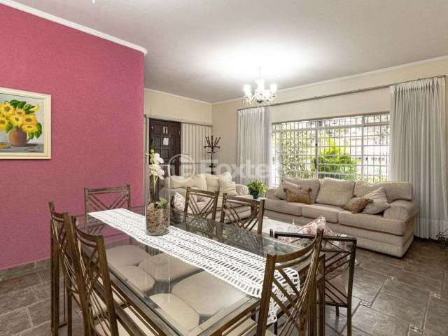 Casa 250M², 3Q, 1 Suíte, 3 Banheiros, 1 Vaga, Dependência Completa de Serviço, Jardim.