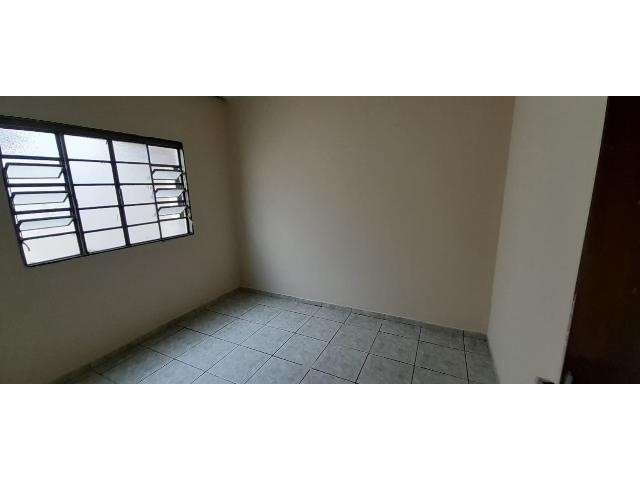 Casa com 3 quartos para alugar no Santa Mônica, Uberlândia  por R$ 1.450