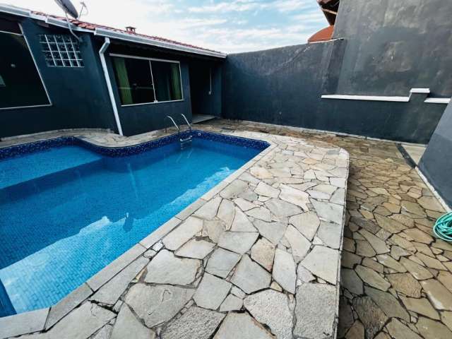 Casa Aconchegante com 3 Dormitórios, Suíte, Piscina e Área de Lazer no Condomínio Aruã