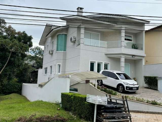 Linda Casa no Condomínio Aruã com Área Gourmet, Piscina e 3 Suítes