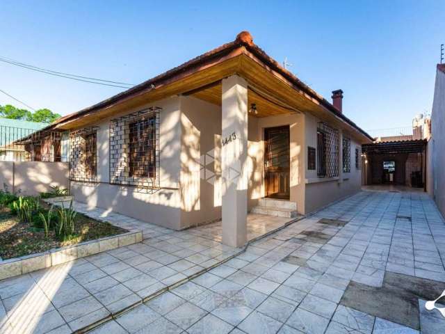 Casa de alvenaria com piscina em terreno de 293 m2