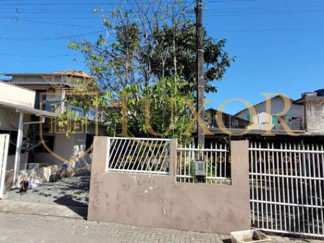 Casa localizada no bairro Nossa Senhora das Graças perto do Komprão em Navegantes SC, são 2 casas no terreno