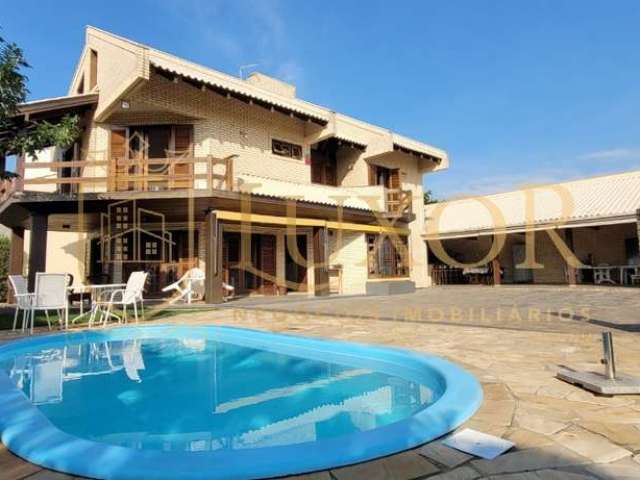 Casa alto padrão com piscina e 4 suítes á  150 metros do mar localizada na praia da Armação de Penha SC