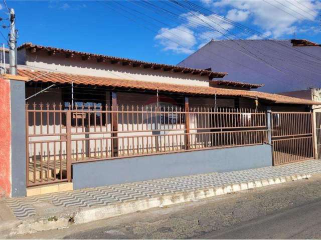 Casa três quartos, sendo uma suíte, sala, cozinha, banheiro social, lavanderia e uma vaga de garagem.