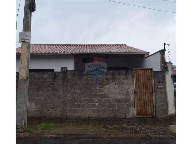 Casa três quartos com suíte e garagem.