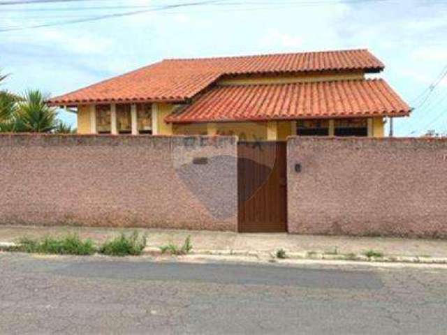 Casa com piscina e 4 quartos para venda próxima à portaria do Ufla