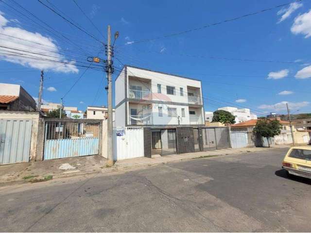 Casa com 3 quartos, dois banheiros e Garagem