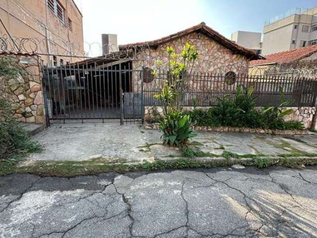 Casa Colonial para locação - 4 Quartos e 3 Vagas no Bairro Jaraguá.