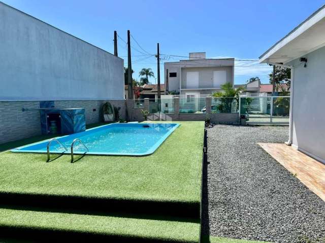 Sobrado à venda na praia de ubatuba com piscina e suíte master em são francisco do sul,sc.