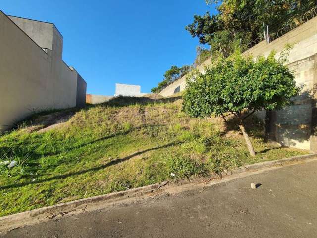 Terreno em aclive, com largura de fachada diferenciada, medindo 400m² por R$259.000,00!!