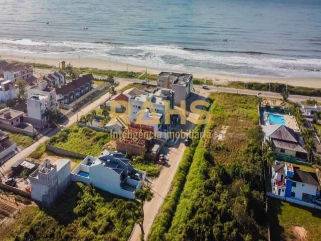 Sobrado Geminado na praia de Itapoá com 165m² a 70m do mar.