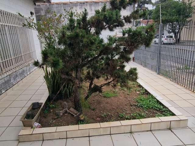 Casa térrea com frente de 10 m, recuo, jardim, 2 vagas, próxima de diversos pontos de comodidade de Itaquera.