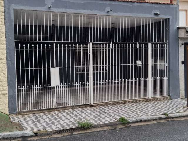 Casa térrea, na rua Odete, com 02 dorm. sendo 01 suite e 02 vgs.