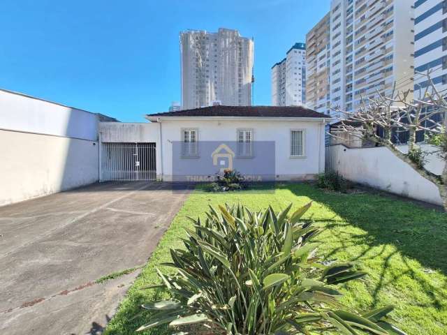 Casa Térrea com Edícula - Terreno com 431 m² - Centro de Itajaí!