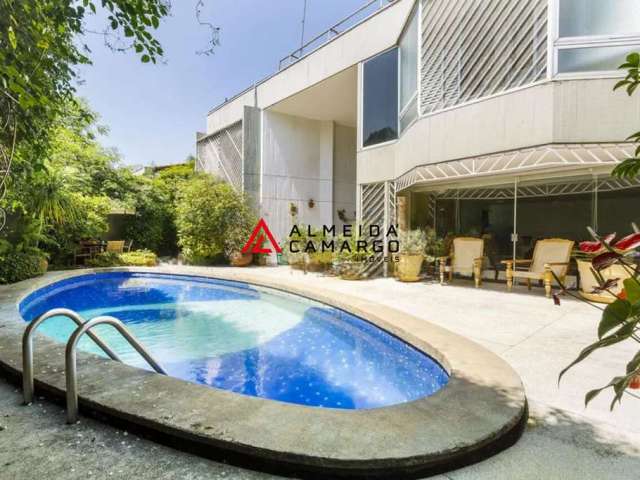 Casa Alto de Pinheiros - 4 Suítes, 6 Banheiros, Piscina e 5 Vagas de garagem