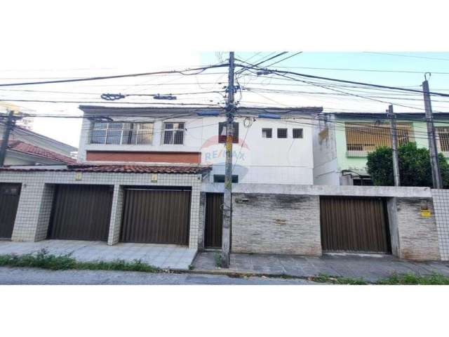 Seu Novo Lar no bairro das Graças: Casa com 04 quartos sendo 01 suíte.