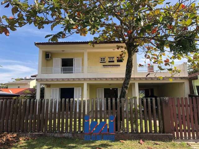 Sobrado na faixa do mar com espaço de terreno