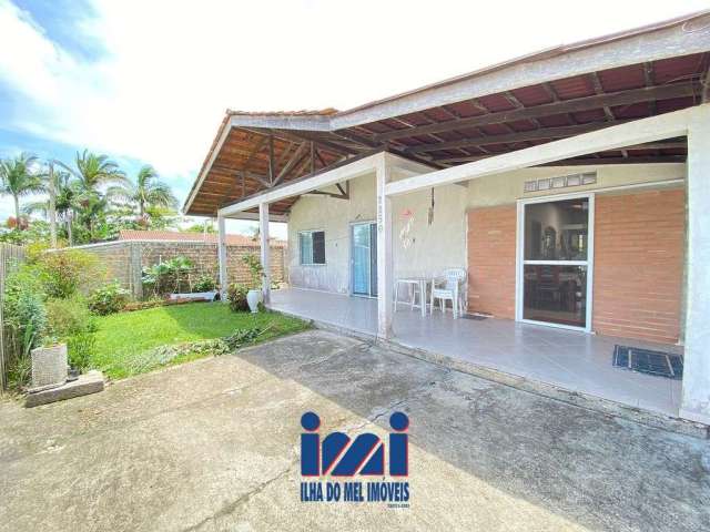 Casa com amplo espaço de terreno em Guaratuba