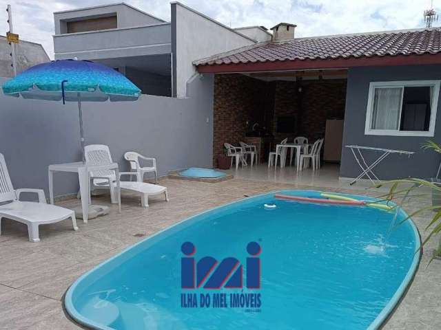 Casa com Piscina quadra do mar a venda Guaratuba