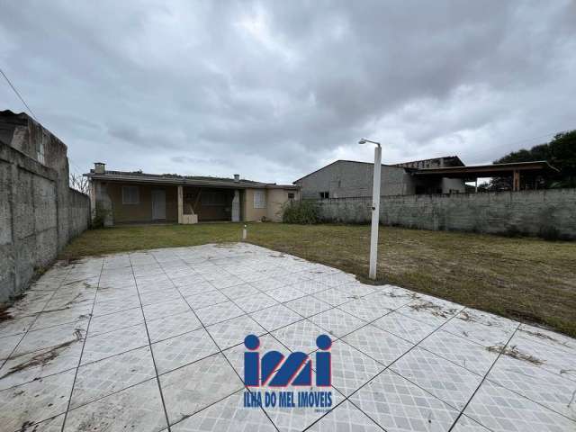 Casa na praia com amplo espaço de terreno