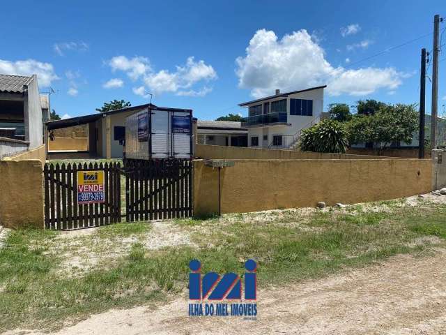 Casa com 2 dormitórios e espaço de terreno