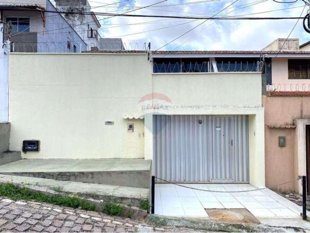 Casa com 164m² , 3 quartos sendo 2 suítes, sala para 2 ambientes