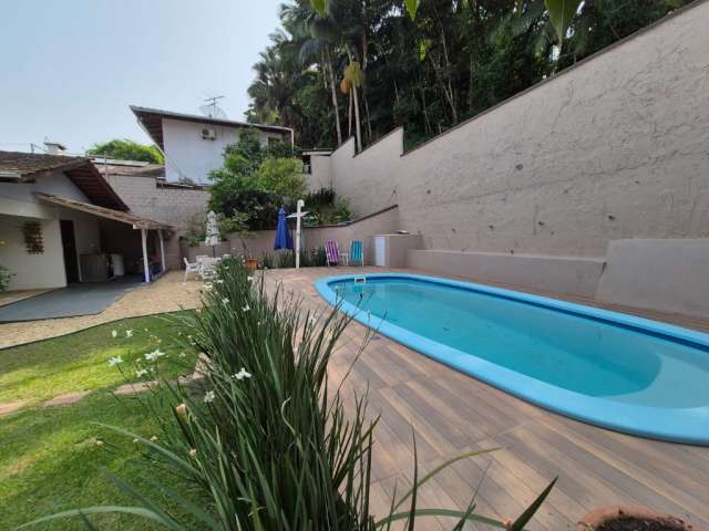 Casa com piscina  a venda no bairro Vila Nova