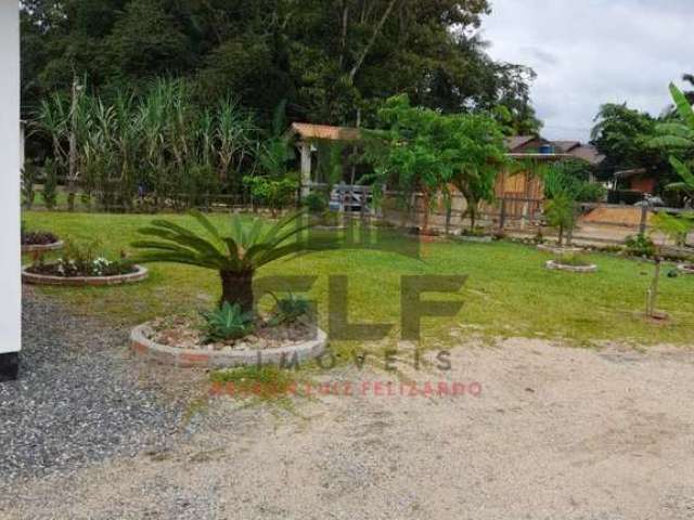 Chácara a venda na cidade de Canelinha/SC no bairro Moura, com 3.200 m². Chácara completa com lavoura, árvores frutíferas, criação de aves e muito mai