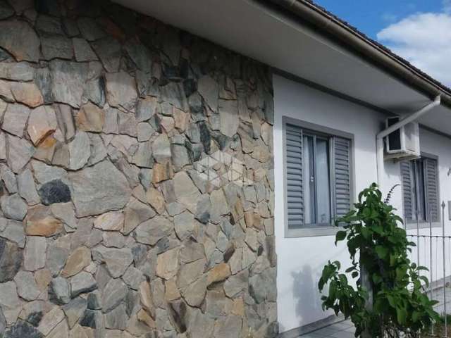 Casa sendo 4 dormitórios/quartos e 3 banheiros em foquilhinhas à venda por r$1.300.000,00