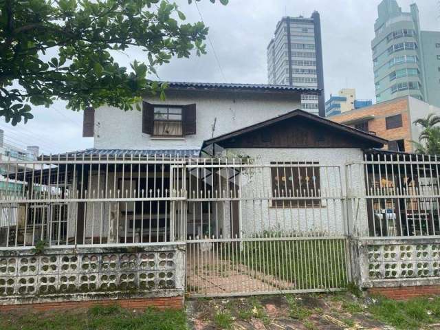 CASA / SOBRADO COM 3 DORMITÓRIOS /QUARTOS 2 SUÍTES a VENDA  R$ 2.500.000,00  PÉ NA AREIA TORRES