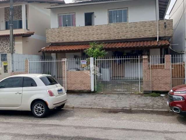 Casa duplex com 8 dormitórios/ quartos  no bairro madri em palhoça a venda por r$ 721.000,00