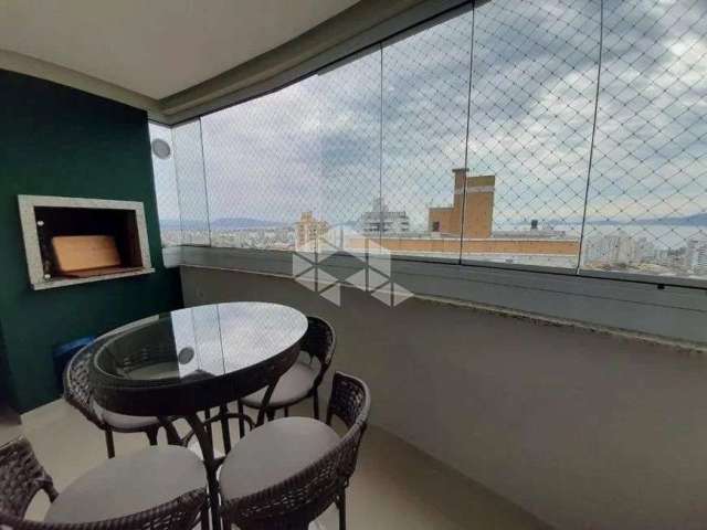 Apartamento com 02 dormitórios, sendo 01 suíte e vista para o mar