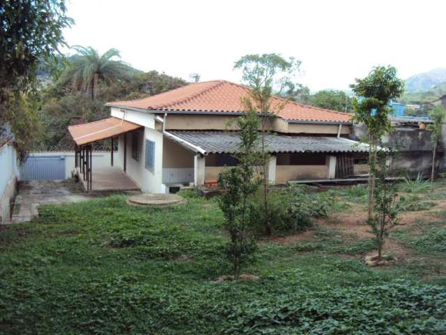 Casa com quintal a 5 minutos do centro em Mateus Leme