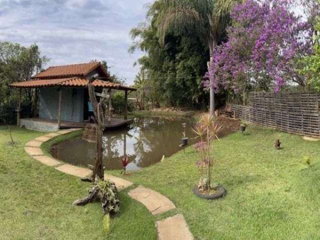 Sítio com lagoa em Mateus Leme