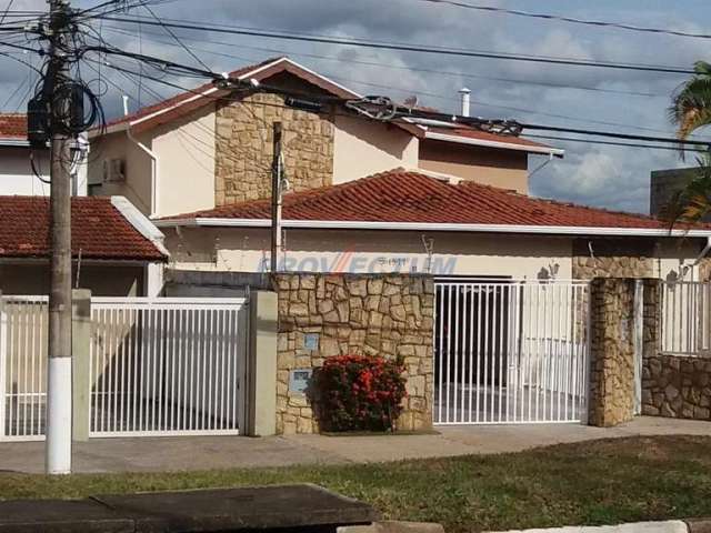 Casa com 4 quartos à venda na Avenida Diogo Álvares, 1977, Parque São Quirino, Campinas, 303 m2 por R$ 1.000.000