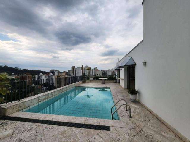 Cobertura duplex no Real Parque com 447m2, 3 suítes, 4 vagas e rooftop com piscina e vista permanente para o verde.