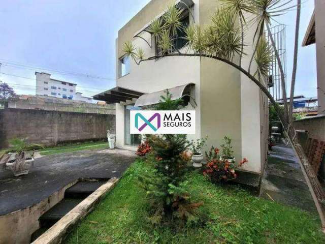 Excelente Casa com 3 dormitórios, sendo 1 Suite com closet, 3 vagas de garagem e Quintal , 180 m² por R$ 525.000