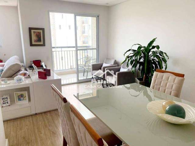 Vende apartamento com 64m², 2 dormitórios e varanda com churrasqueira no Morumbi.