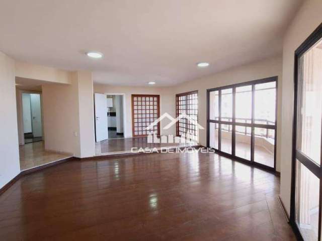 Aluga apartamento com 242m², 4 dormitórios sendo 2 suítes, 4 vagas e lazer, no Morumbi.