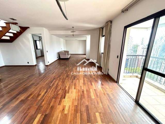 Vende apartamento duplex de 216m², com 4 dormitórios, sendo 2 suítes, 6 vagas, varanda com vista na Vila Andrade