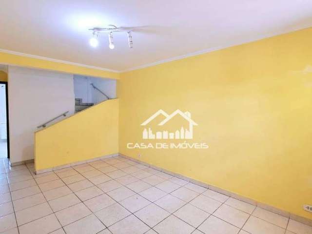 Vende sobrado com 85m², 2 dormitórios, 1 vaga de garagem, quintal e salão grande nos fundos.