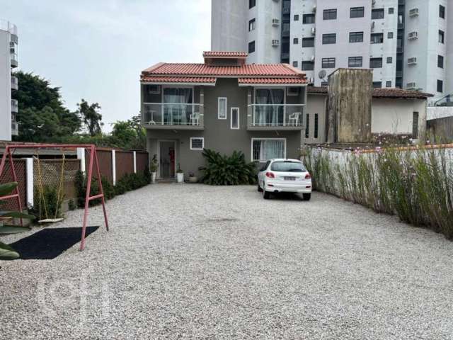 Casa à venda em Coqueiros com 133 m², 3 quartos, 1