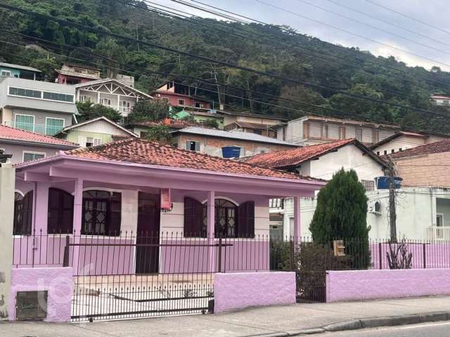 Casa à venda em Costeira do Pirajubaé com 136 m²,