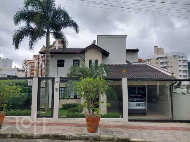 Casa à venda em Córrego Grande com 220 m², 4 quart