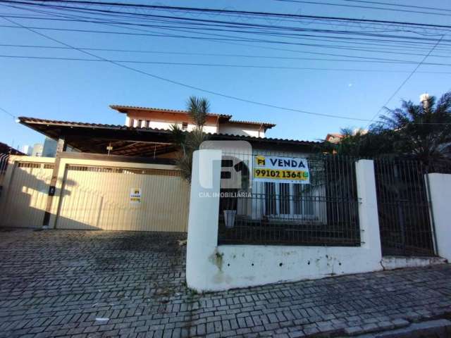 Casa de 4 dormitórios à venda na Agronômica