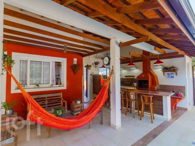 Casa à venda em Sambaqui com 340 m², 4 quartos, 1