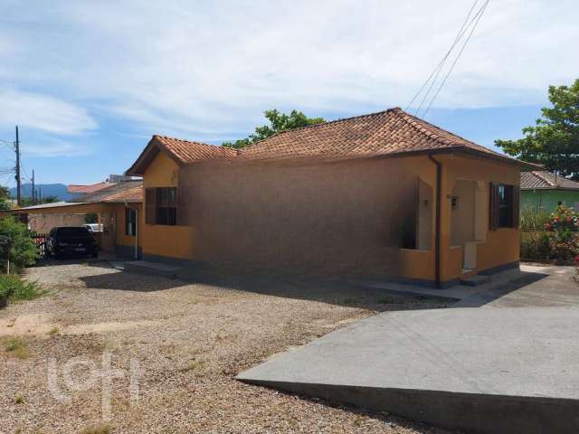 Casa à venda em Alto Ribeirão Leste com 200 m², 2